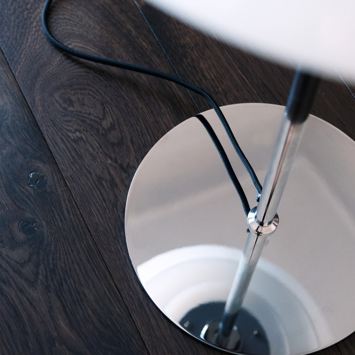DL31 50cm Chrom tischlampe Von Dyberg Larsen - Diese neue Kollektion umfasst eine Stehlampe, eine Tischlampe und eine Pendelleuchte, mit der Sie Ihr gesamtes Zuhause in einem einheitlichen Stil erneuern k&ouml;nnen.