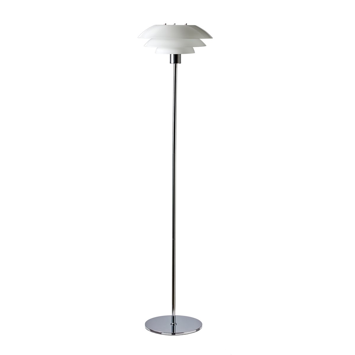 DL31 Chrom stehlampe Von Dyberg Larsen - Die Stehlampe DL31 verleiht Ihrem Zuhause Charme und Stil, egal ob sie neben Ihrem Lieblingssofa steht, um Ihre abendliche Lekt&uuml;re aufzuhellen, oder in einer Ecke, um eine gem&uuml;tliche Beleuchtung im Wohnzimmer zu schaffen.