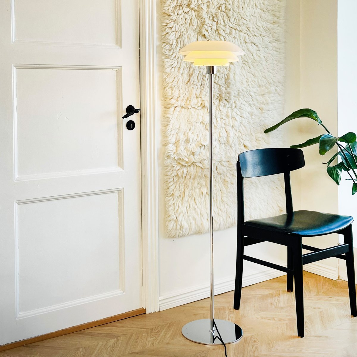 DL31 Chrom stehlampe Von Dyberg Larsen - Die Stehlampe DL31 verleiht Ihrem Zuhause Charme und Stil, egal ob sie neben Ihrem Lieblingssofa steht, um Ihre abendliche Lekt&uuml;re aufzuhellen, oder in einer Ecke, um eine gem&uuml;tliche Beleuchtung im Wohnzimmer zu schaffen.