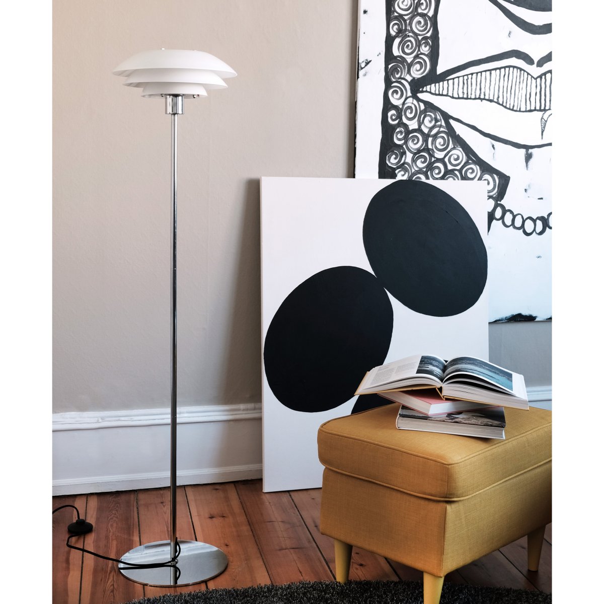 DL31 Chrom stehlampe Von Dyberg Larsen - Die Stehlampe DL31 verleiht Ihrem Zuhause Charme und Stil, egal ob sie neben Ihrem Lieblingssofa steht, um Ihre abendliche Lekt&uuml;re aufzuhellen, oder in einer Ecke, um eine gem&uuml;tliche Beleuchtung im Wohnzimmer zu schaffen.
