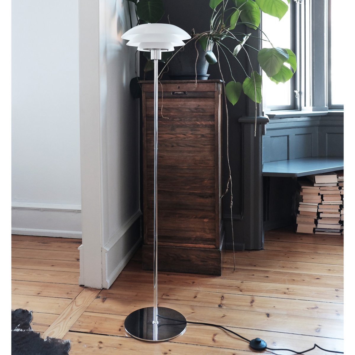 DL31 Chrom stehlampe Von Dyberg Larsen - Die Stehlampe DL31 verleiht Ihrem Zuhause Charme und Stil, egal ob sie neben Ihrem Lieblingssofa steht, um Ihre abendliche Lekt&uuml;re aufzuhellen, oder in einer Ecke, um eine gem&uuml;tliche Beleuchtung im Wohnzimmer zu schaffen.