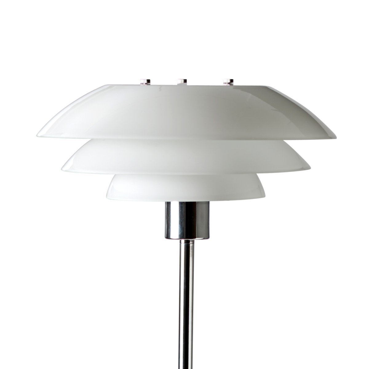 DL31 Chrom stehlampe Von Dyberg Larsen - Die Stehlampe DL31 verleiht Ihrem Zuhause Charme und Stil, egal ob sie neben Ihrem Lieblingssofa steht, um Ihre abendliche Lekt&uuml;re aufzuhellen, oder in einer Ecke, um eine gem&uuml;tliche Beleuchtung im Wohnzimmer zu schaffen.