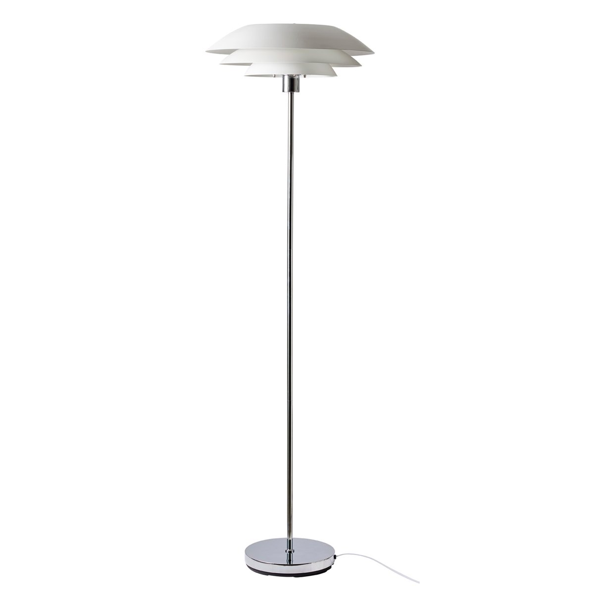 DL45 Weiß stehlampe Von Dyberg Larsen - DL45 ist so konzipiert, dass es ein weiches und angenehmes Licht verbreitet, perfekt, um im Wohnzimmer oder in der Arbeitsecke eine warme Atmosph&auml;re zu schaffen.