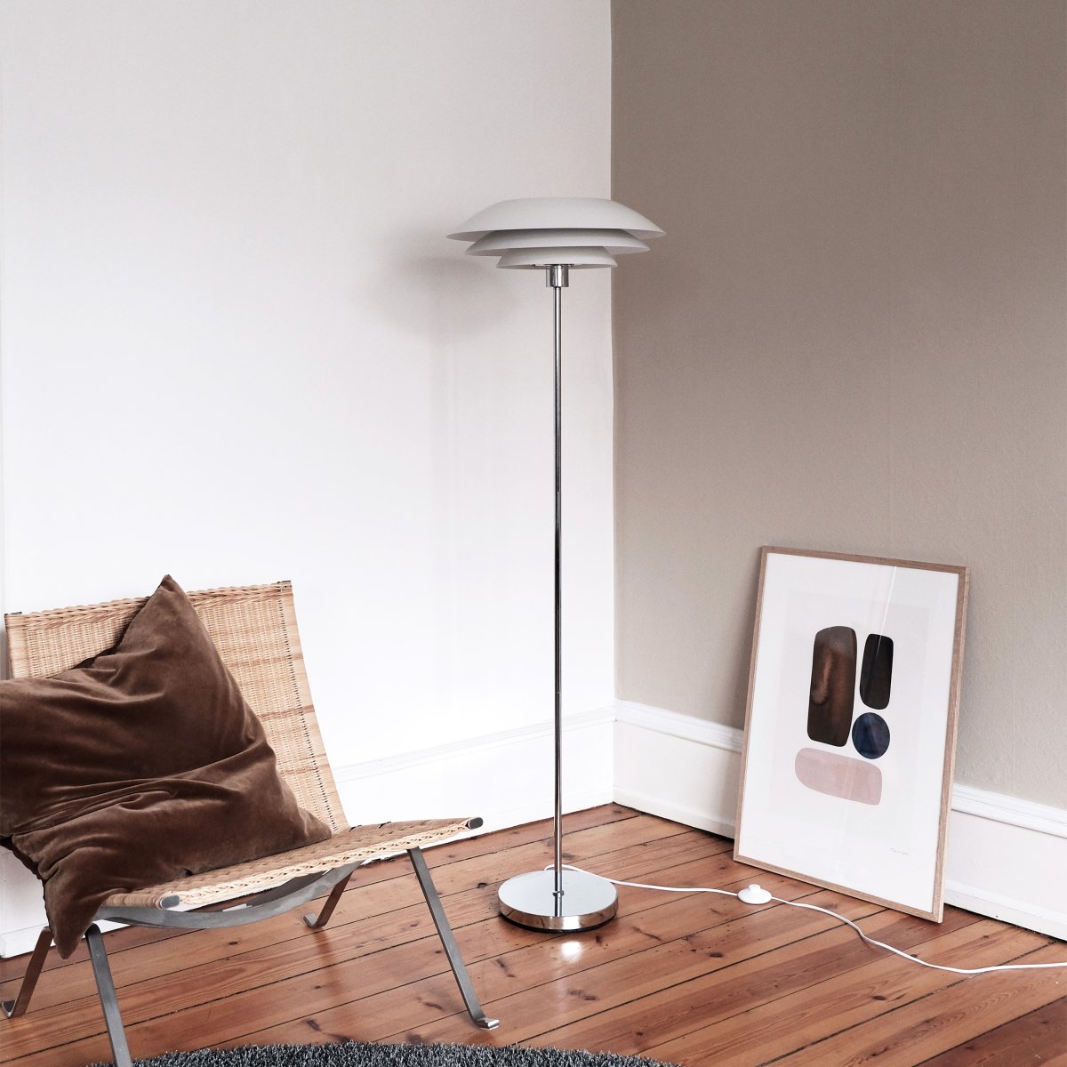 DL45 Weiß stehlampe Von Dyberg Larsen - DL45 ist so konzipiert, dass es ein weiches und angenehmes Licht verbreitet, perfekt, um im Wohnzimmer oder in der Arbeitsecke eine warme Atmosph&auml;re zu schaffen.