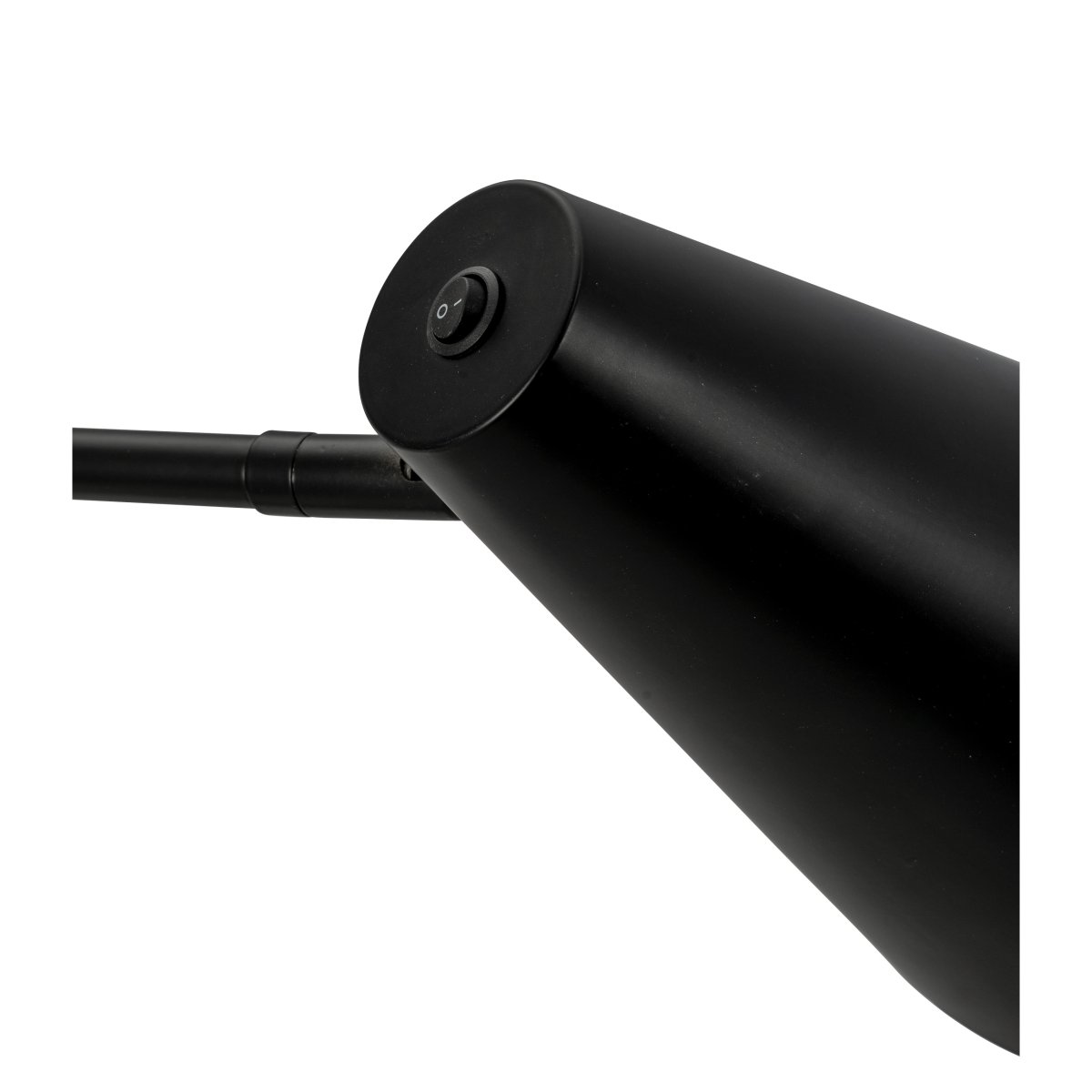 Cale 46cm Schwarz wandlampe Von Dyberg Larsen - Die matte Oberfläche und der kegelförmige Schirm der Lampe verleihen jedem Raum eine moderne Note und passen perfekt sowohl in industrielle als auch in skandinavische Inneneinrichtungen.