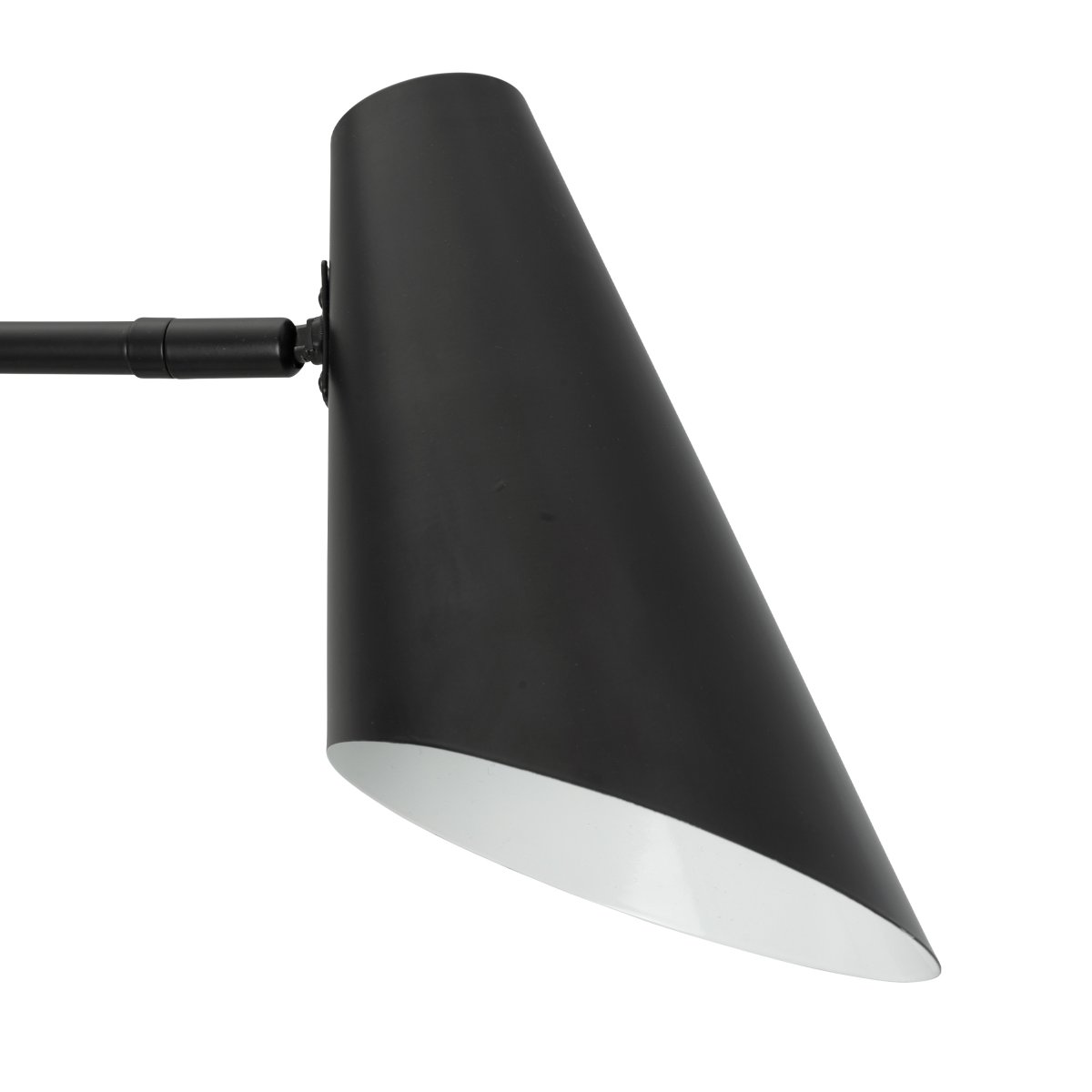 Cale 46cm Schwarz wandlampe Von Dyberg Larsen - Die matte Oberfläche und der kegelförmige Schirm der Lampe verleihen jedem Raum eine moderne Note und passen perfekt sowohl in industrielle als auch in skandinavische Inneneinrichtungen.