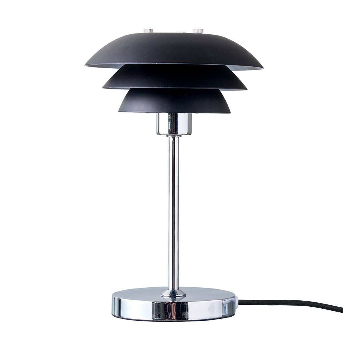 DL16 25cm Schwarz tischlampe Von Dyberg Larsen - Die DL-Serie von Dyberg Larsen zeichnet sich durch ihre drei runden, tellerförmigen Schirme aus, die einen modernen und stilvollen Ausdruck verleihen.