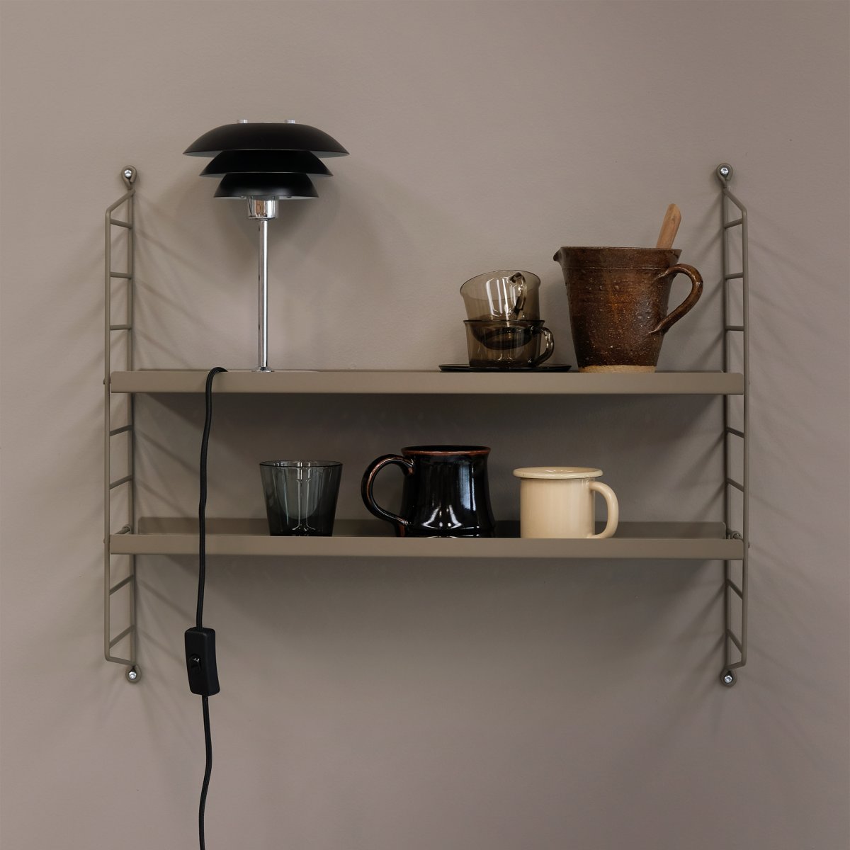 DL16 25cm Schwarz tischlampe Von Dyberg Larsen - Die DL-Serie von Dyberg Larsen zeichnet sich durch ihre drei runden, tellerförmigen Schirme aus, die einen modernen und stilvollen Ausdruck verleihen.