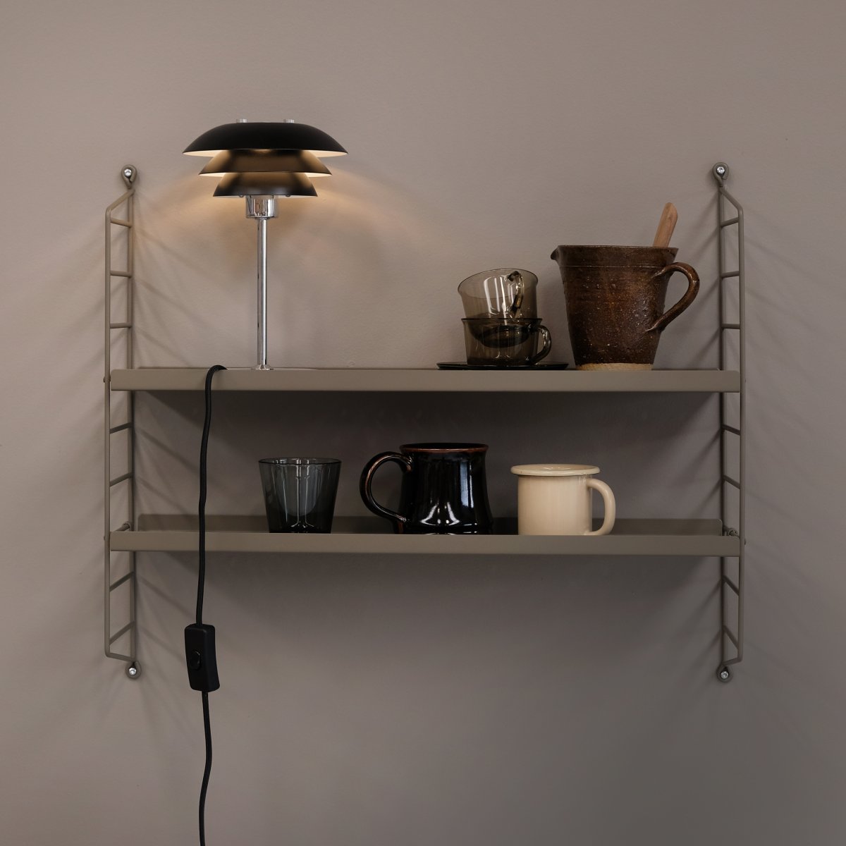 DL16 25cm Schwarz tischlampe Von Dyberg Larsen - Die DL-Serie von Dyberg Larsen zeichnet sich durch ihre drei runden, tellerförmigen Schirme aus, die einen modernen und stilvollen Ausdruck verleihen.