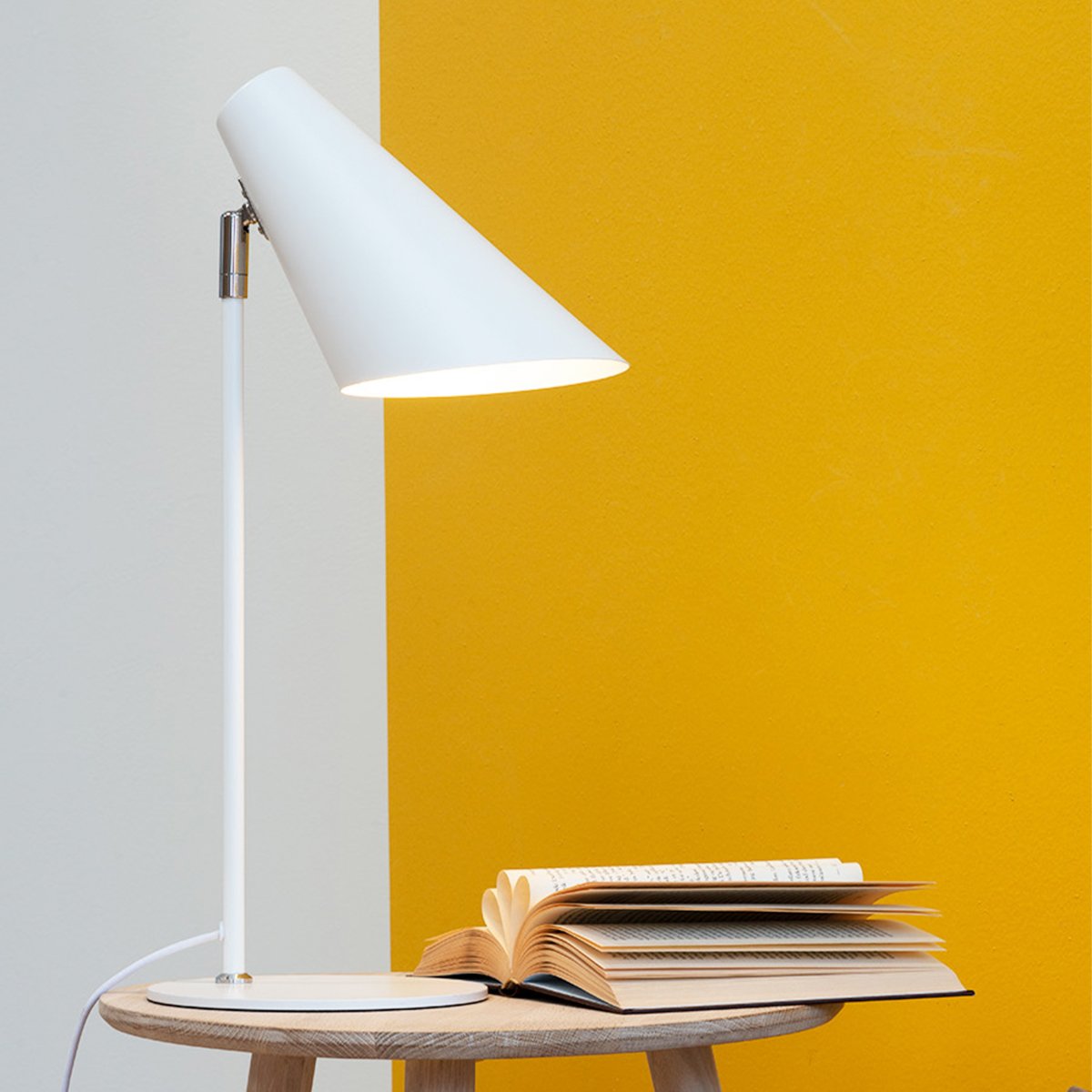 Cale 50cm Weiß schreibtischlampe Von Dyberg Larsen - Durch die schlanke und stilvolle Form lässt sich Cale leicht platzieren und passt perfekt sowohl ins Homeoffice als auch ins Schlafzimmer.