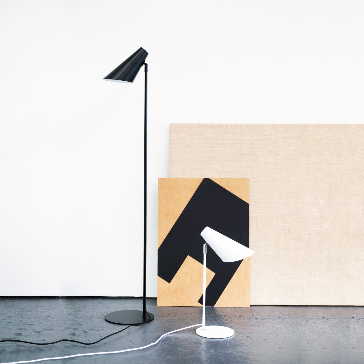 Cale 50cm Weiß schreibtischlampe Von Dyberg Larsen - Durch die schlanke und stilvolle Form lässt sich Cale leicht platzieren und passt perfekt sowohl ins Homeoffice als auch ins Schlafzimmer.