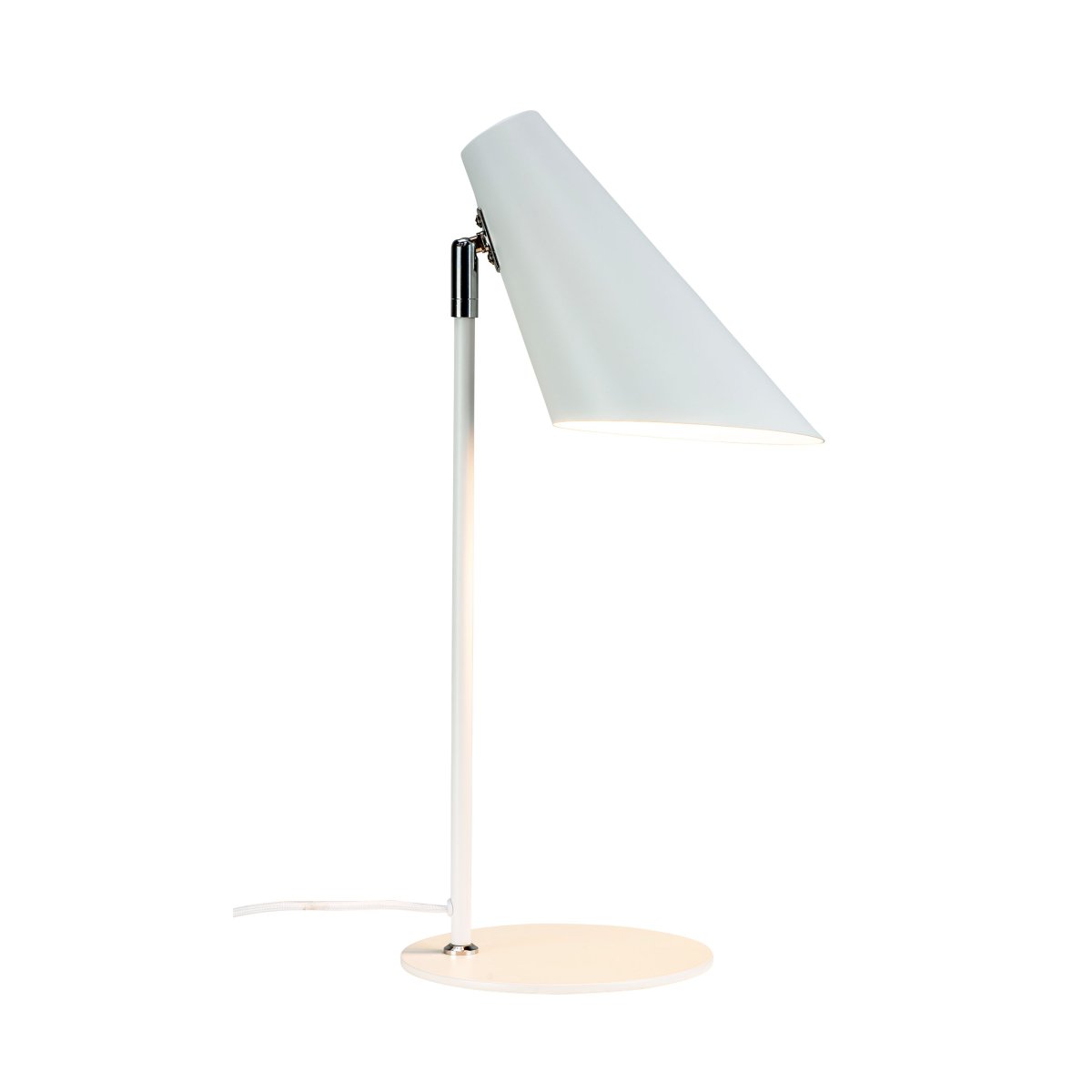 Cale 50cm Weiß schreibtischlampe Von Dyberg Larsen - Durch die schlanke und stilvolle Form lässt sich Cale leicht platzieren und passt perfekt sowohl ins Homeoffice als auch ins Schlafzimmer.