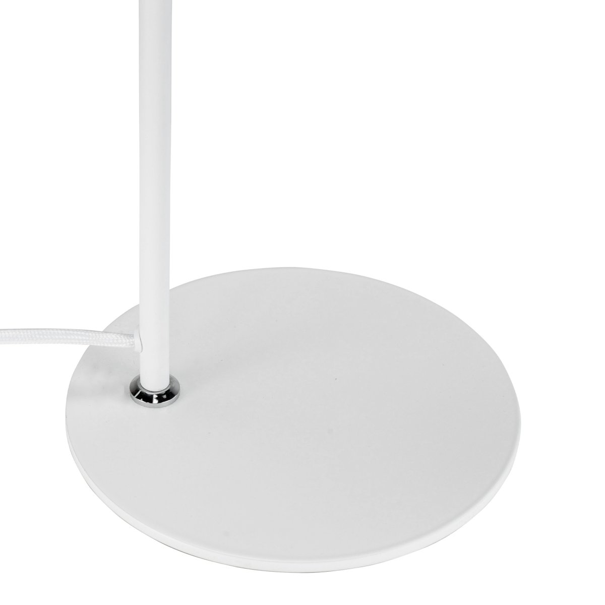 Cale 50cm Weiß schreibtischlampe Von Dyberg Larsen - Durch die schlanke und stilvolle Form lässt sich Cale leicht platzieren und passt perfekt sowohl ins Homeoffice als auch ins Schlafzimmer.