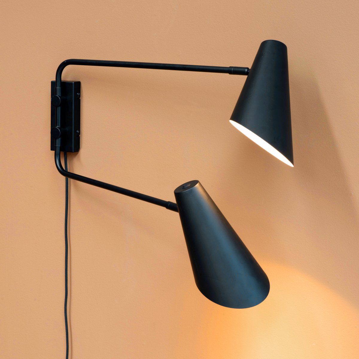 Cale 68cm Schwarz wandlampe Von Dyberg Larsen - Der Leuchtenkopf l&auml;sst sich zudem drehen und neigen, um Ihnen genau die richtige Beleuchtung zu bieten.