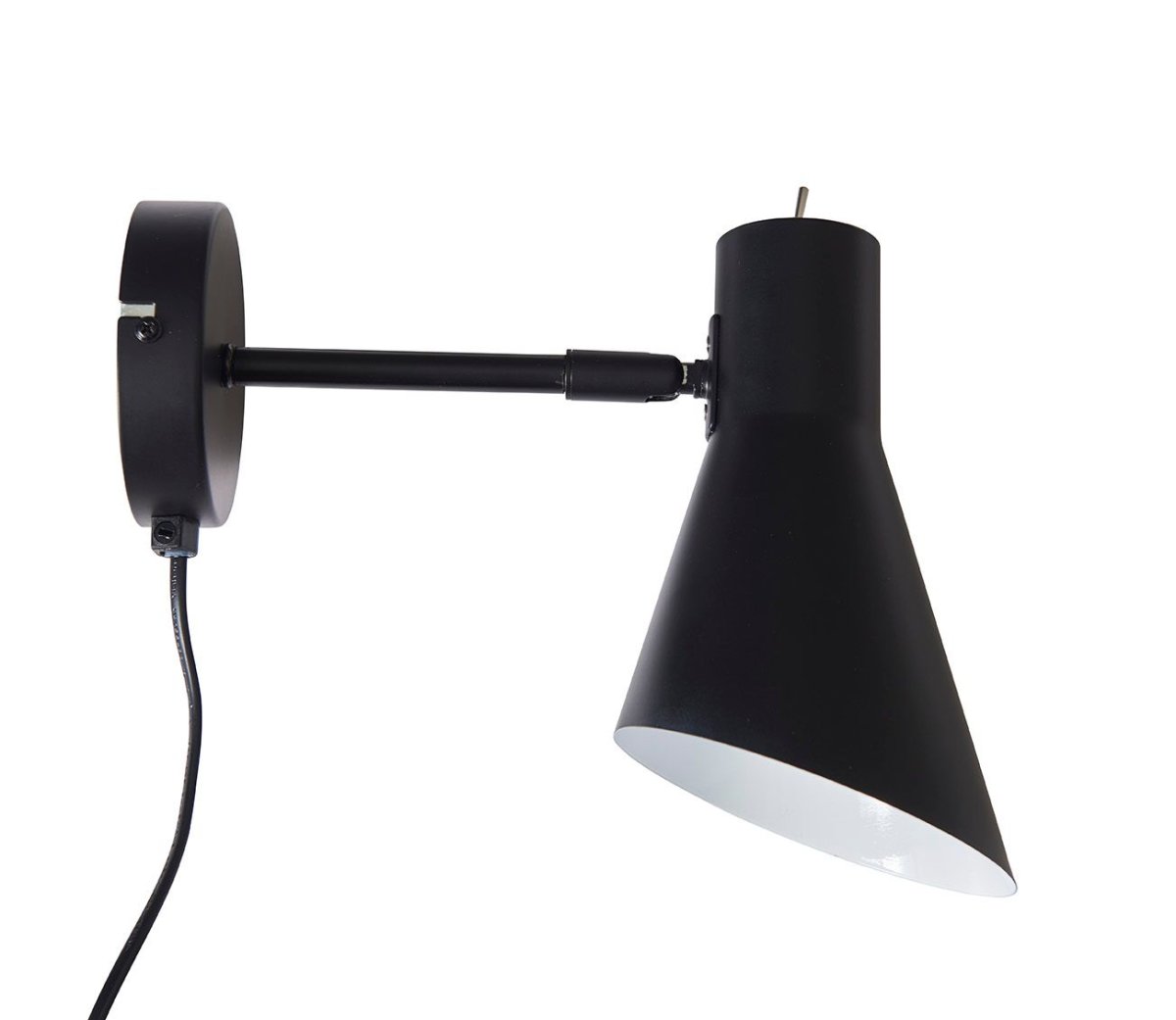 DL12 Schwarz leselampe Von Dyberg Larsen - Mit ihrem modernen, mattschwarzen Design und dem abgewinkelten Schirm sorgt die DL12 für ein fokussiertes und angenehmes Licht, ideal für Ecklampen oder als Nachttischlampe.