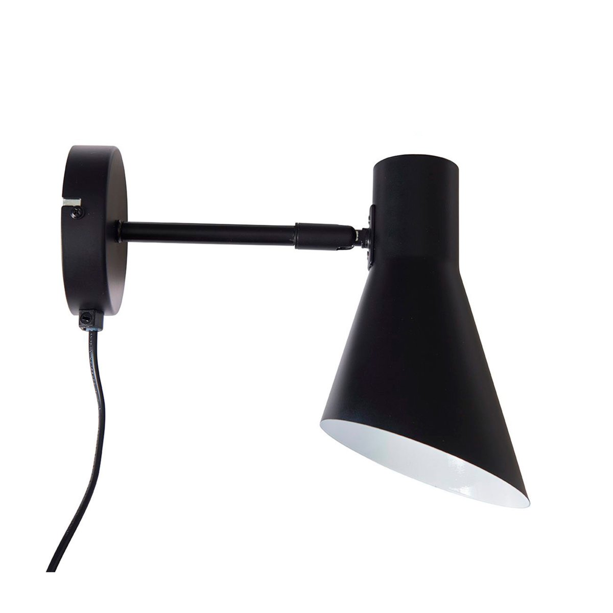 DL12 Schwarz leselampe Von Dyberg Larsen - Mit ihrem modernen, mattschwarzen Design und dem abgewinkelten Schirm sorgt die DL12 für ein fokussiertes und angenehmes Licht, ideal für Ecklampen oder als Nachttischlampe.