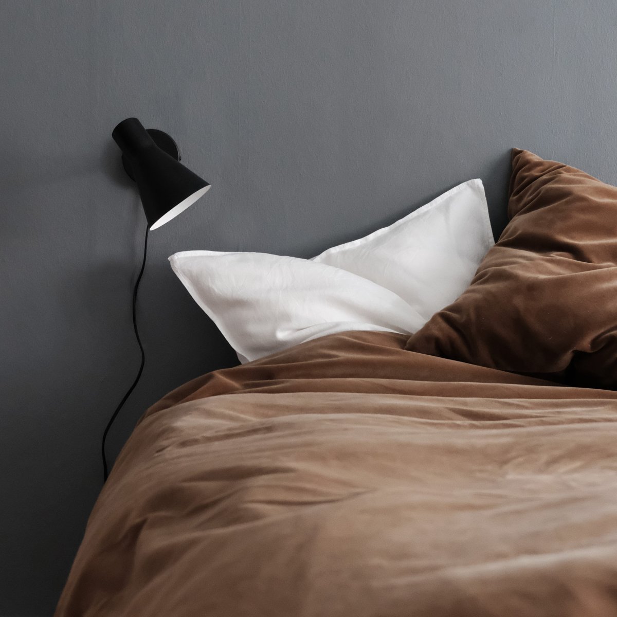 DL12 Schwarz leselampe Von Dyberg Larsen - Mit ihrem modernen, mattschwarzen Design und dem abgewinkelten Schirm sorgt die DL12 für ein fokussiertes und angenehmes Licht, ideal für Ecklampen oder als Nachttischlampe.