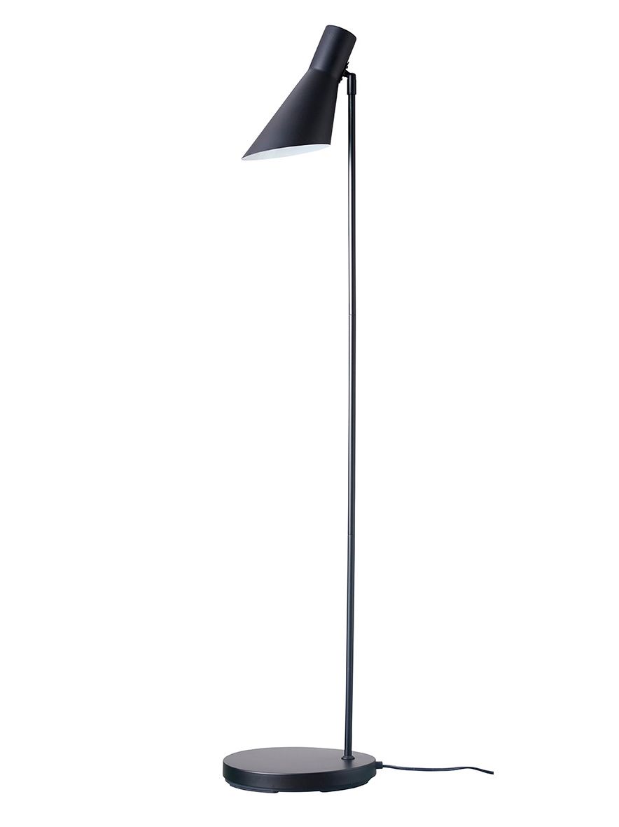 Denver Schwarz stehlampe Von Dyberg Larsen - Die Serie umfasst eine Tischleuchte, eine Stehleuchte und eine Wandleuchte, alle in Mattschwarz, sodass alle Beleuchtungsbed&uuml;rfnisse mit derselben stilvollen Serie erf&uuml;llt werden k&ouml;nnen.