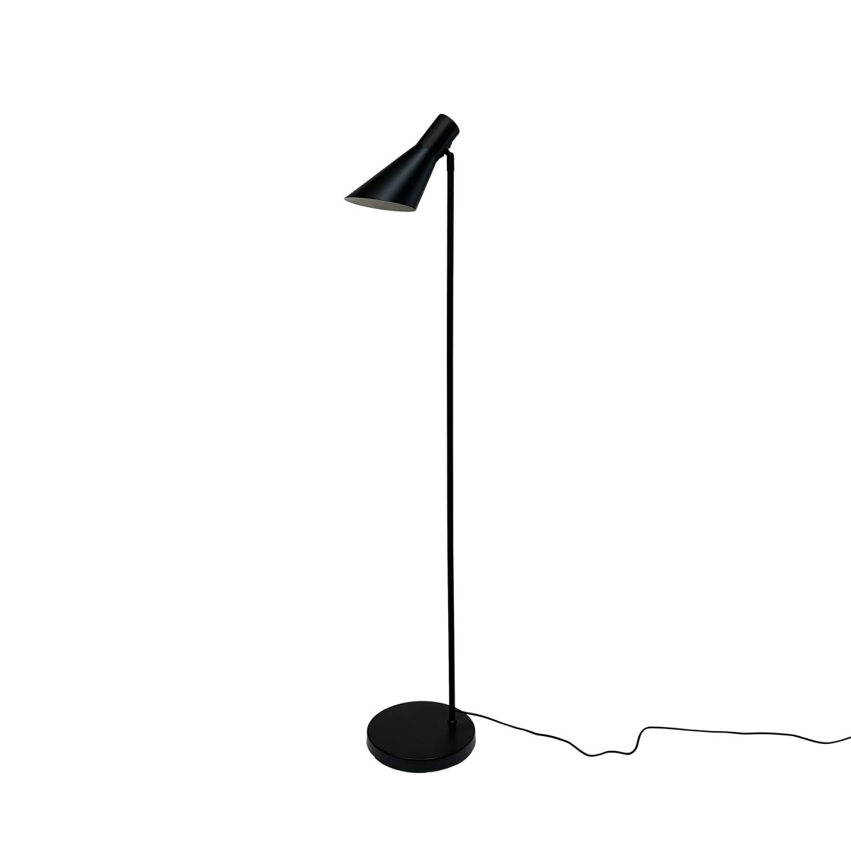Denver Schwarz stehlampe Von Dyberg Larsen - Die Serie umfasst eine Tischleuchte, eine Stehleuchte und eine Wandleuchte, alle in Mattschwarz, sodass alle Beleuchtungsbed&uuml;rfnisse mit derselben stilvollen Serie erf&uuml;llt werden k&ouml;nnen.