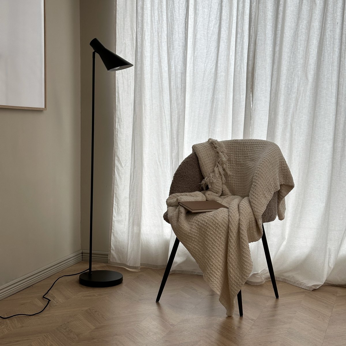 Denver Schwarz stehlampe Von Dyberg Larsen - Die Serie umfasst eine Tischleuchte, eine Stehleuchte und eine Wandleuchte, alle in Mattschwarz, sodass alle Beleuchtungsbed&uuml;rfnisse mit derselben stilvollen Serie erf&uuml;llt werden k&ouml;nnen.