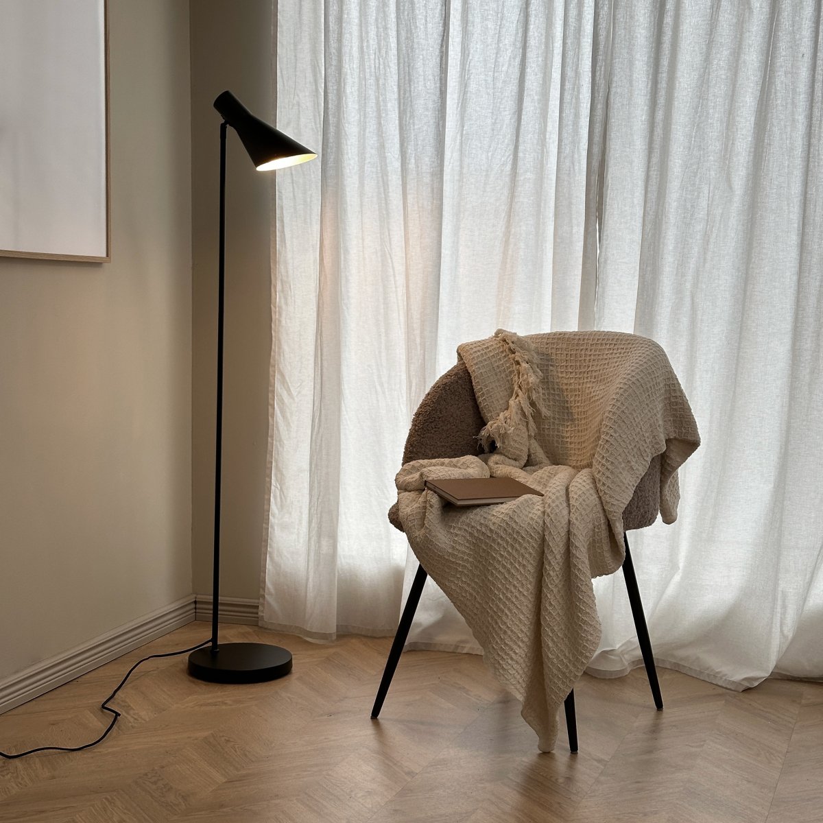 Denver Schwarz stehlampe Von Dyberg Larsen - Die Serie umfasst eine Tischleuchte, eine Stehleuchte und eine Wandleuchte, alle in Mattschwarz, sodass alle Beleuchtungsbed&uuml;rfnisse mit derselben stilvollen Serie erf&uuml;llt werden k&ouml;nnen.
