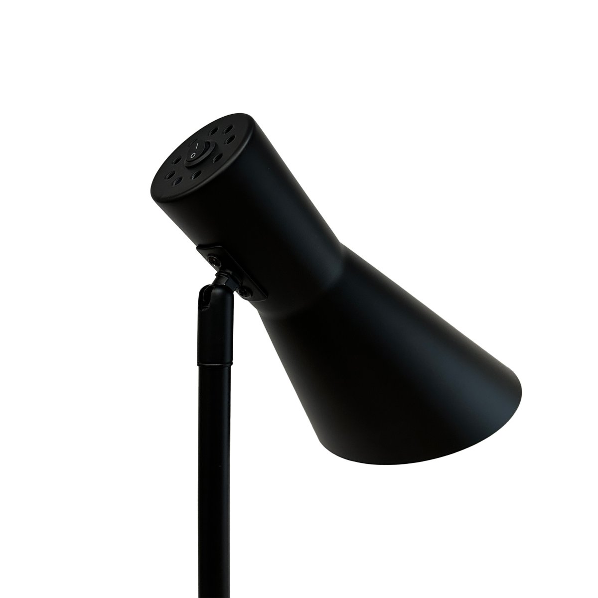 Denver Schwarz stehlampe Von Dyberg Larsen - Die Serie umfasst eine Tischleuchte, eine Stehleuchte und eine Wandleuchte, alle in Mattschwarz, sodass alle Beleuchtungsbed&uuml;rfnisse mit derselben stilvollen Serie erf&uuml;llt werden k&ouml;nnen.