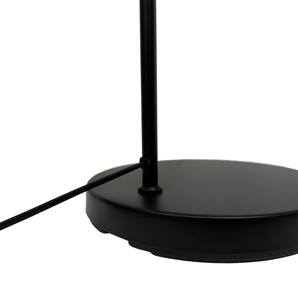 Denver Schwarz stehlampe Von Dyberg Larsen - Die Serie umfasst eine Tischleuchte, eine Stehleuchte und eine Wandleuchte, alle in Mattschwarz, sodass alle Beleuchtungsbed&uuml;rfnisse mit derselben stilvollen Serie erf&uuml;llt werden k&ouml;nnen.