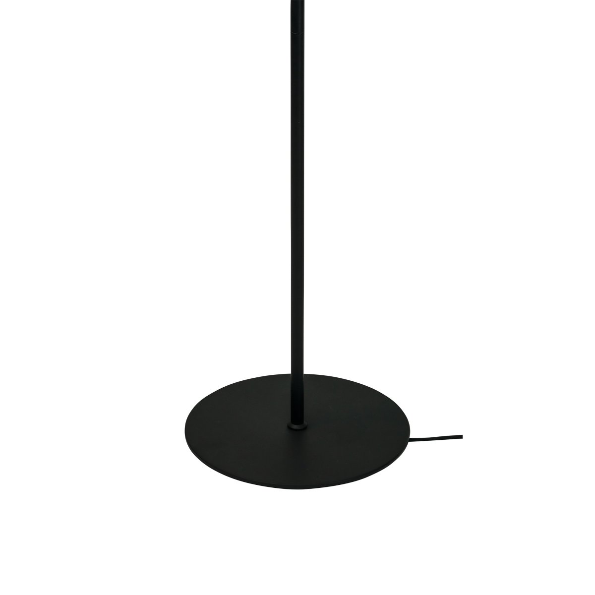 Oslo Schwarz stehlampe Von Dyberg Larsen - Oslo ist eine Lampe, die skandinavisches Design mit Funktionalität verbindet und so für eine harmonische und anspruchsvolle Atmosphäre in Ihrem Zuhause sorgt.