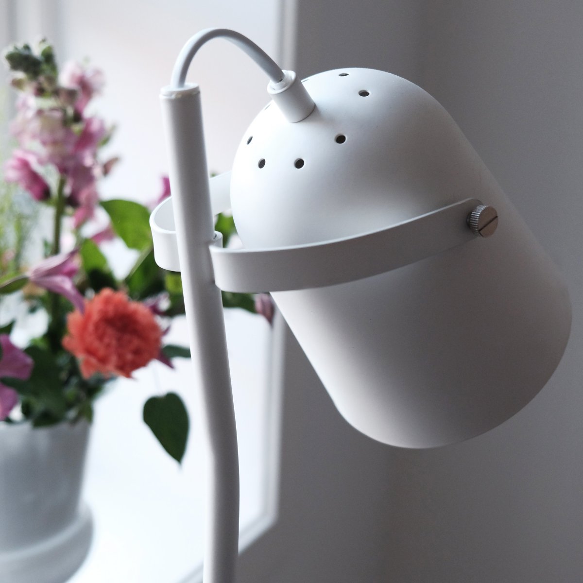 Oslo Weiß stehlampe Von Dyberg Larsen - Oslo ist eine Lampe, die skandinavisches Design mit Funktionalität verbindet und so für eine harmonische und anspruchsvolle Atmosphäre in Ihrem Zuhause sorgt.