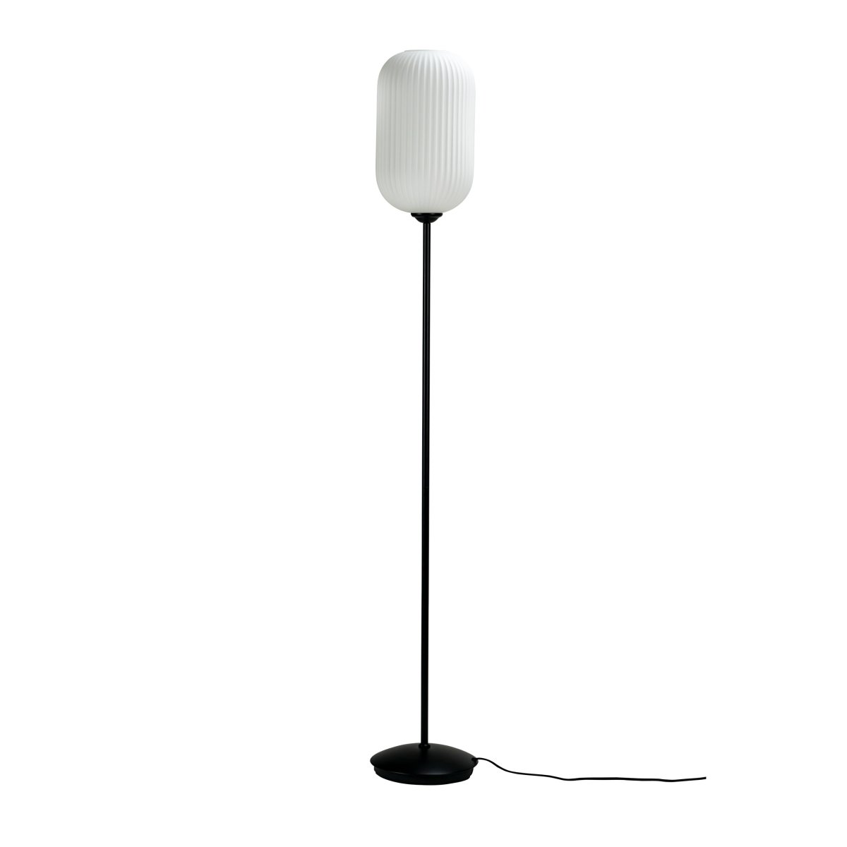 Riflet Schwarz stehlampe Von Dyberg Larsen - Das geriffelte Design verleiht eine moderne Note, die die Einrichtung Ihres Zuhauses aufwertet.