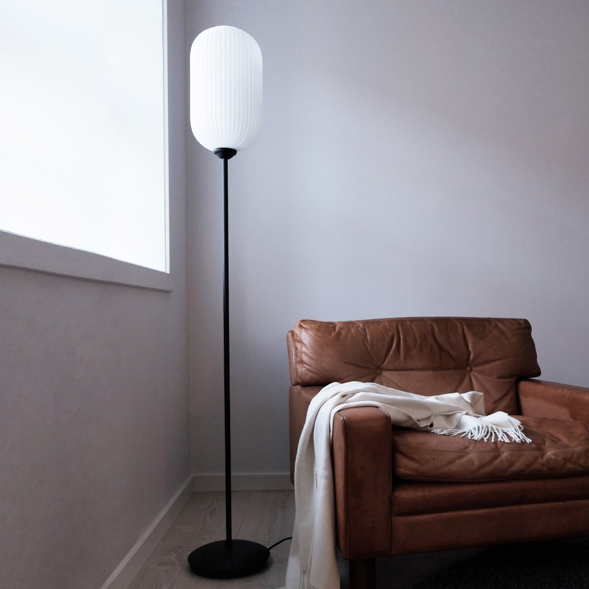 Riflet Schwarz stehlampe Von Dyberg Larsen - Das geriffelte Design verleiht eine moderne Note, die die Einrichtung Ihres Zuhauses aufwertet.