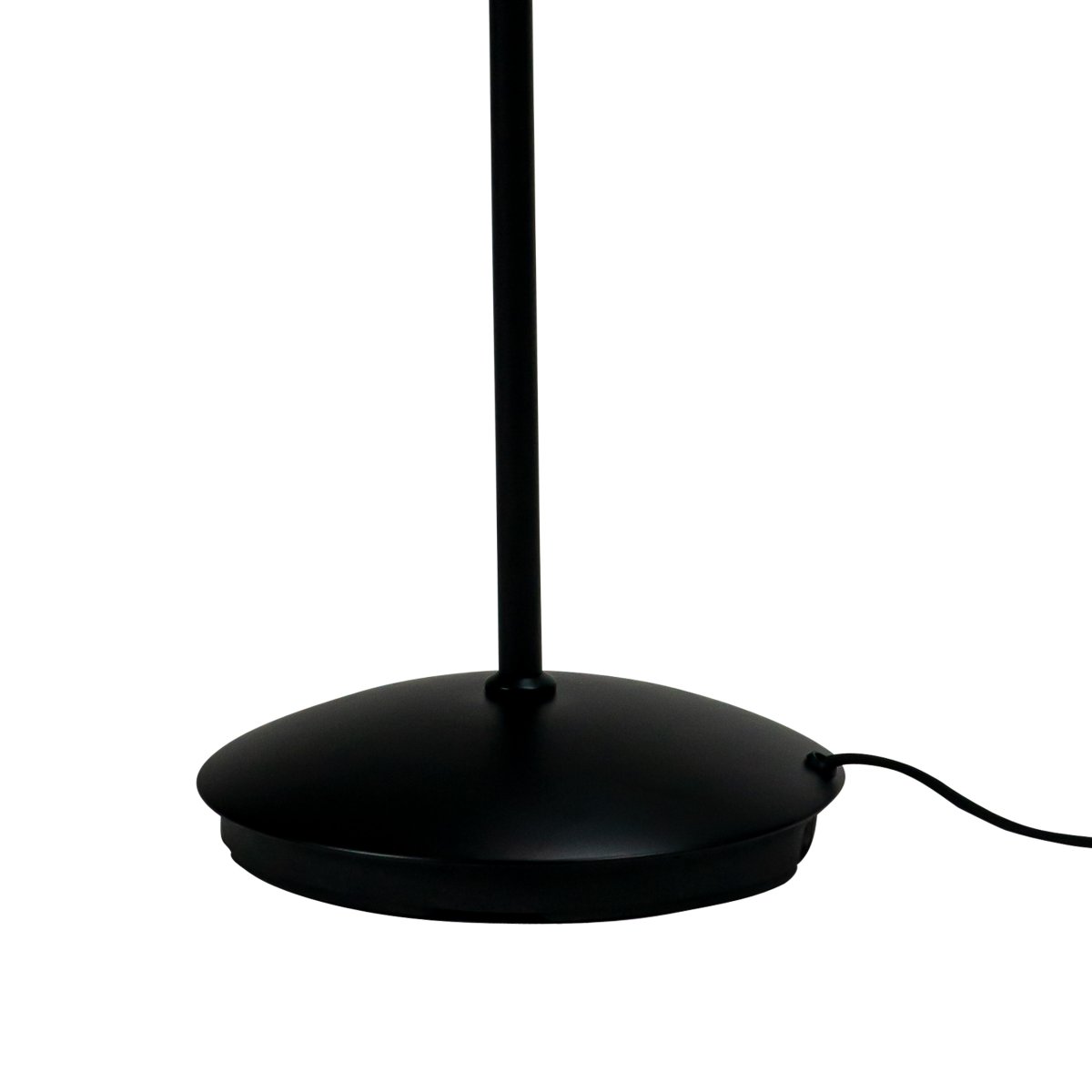 Riflet Schwarz stehlampe Von Dyberg Larsen - Das geriffelte Design verleiht eine moderne Note, die die Einrichtung Ihres Zuhauses aufwertet.