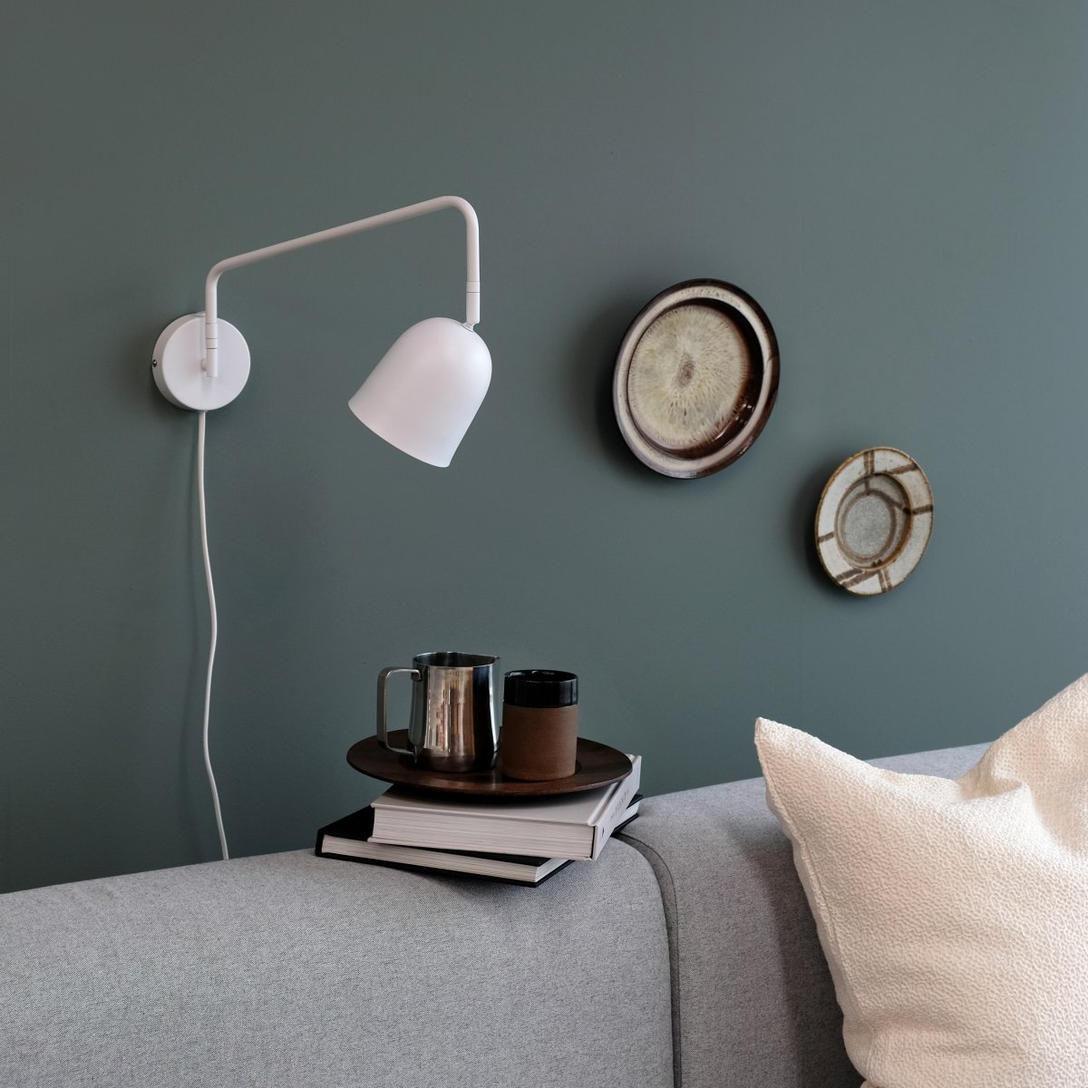 Manchester 45cm Weiß wandlampe Von Dyberg Larsen - Der Arm der Lampe schwingt von einer Seite zur anderen und erstreckt sich 45 cm von der Wand bis zum entferntesten Punkt des Schirms.