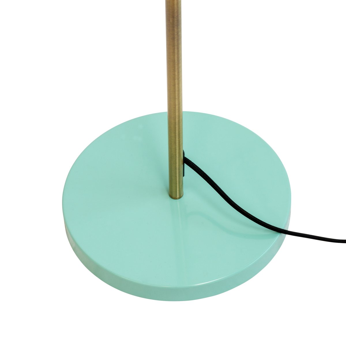 Ocean Mehrfarbig stehlampe Von Dyberg Larsen - Die Stehleuchte Ocean in den Schirmen Curry/Messing/Türkis verfügt über eine Metallkonstruktion, lässt sich nach oben und unten neigen und ist mit einem Fußschalter am Sockel ausgestattet.