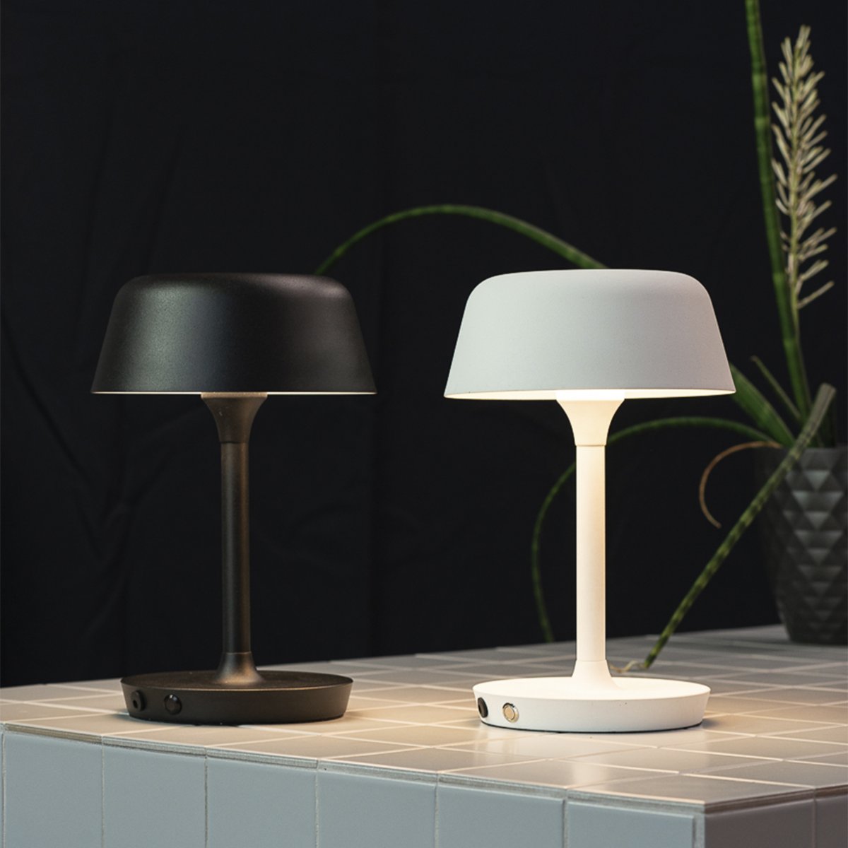 Valencia 30cm Schwarz tragbare Von Dyberg Larsen - Die Lampe ist leicht und kabellos und hat weiche, schöne Kanten.