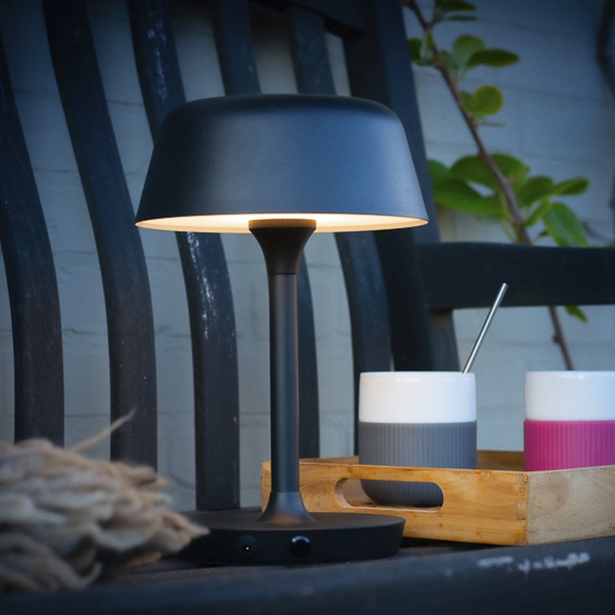 Valencia 30cm Schwarz tragbare Von Dyberg Larsen - Die Lampe ist leicht und kabellos und hat weiche, schöne Kanten.