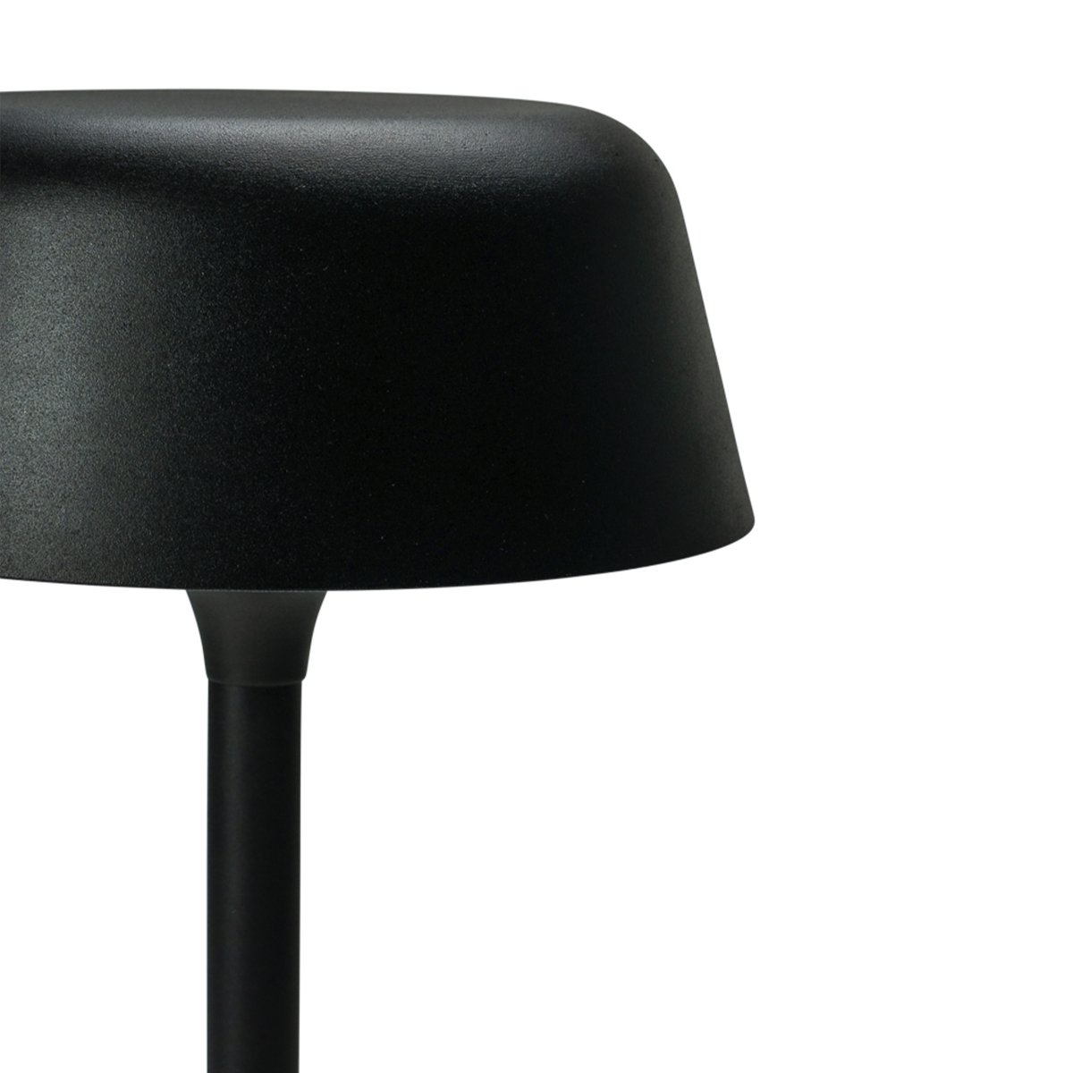 Valencia 30cm Schwarz tragbare Von Dyberg Larsen - Die Lampe ist leicht und kabellos und hat weiche, schöne Kanten.