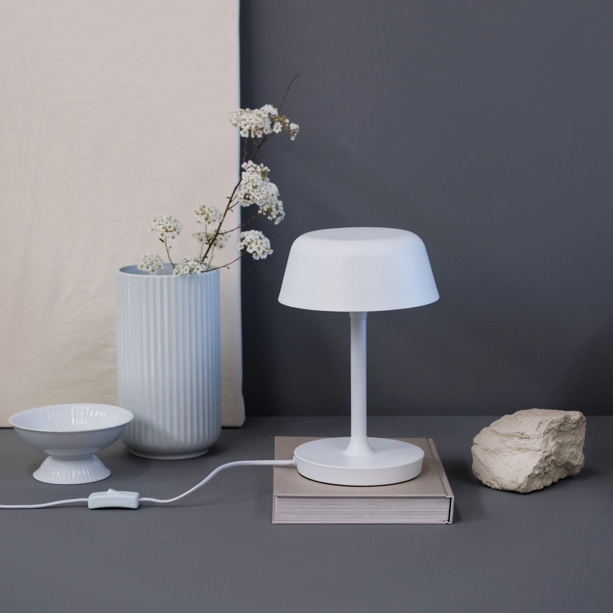 Valencia 30cm Weiß tischlampe Von Dyberg Larsen - Die Valencia Tischleuchte ist eine elegante und einzigartige Leuchte, die ein schönes und angenehmes Licht verbreitet.