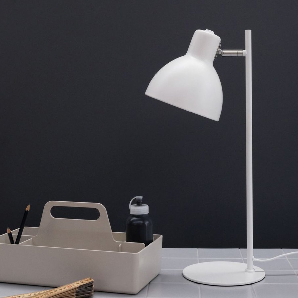 Skagen 50cm Weiß schreibtischlampe Von Dyberg Larsen - Lassen Sie Skagen ein fokussiertes und angenehmes Licht dort verbreiten, wo Sie es am meisten brauchen, und verleihen Sie Ihrem Zuhause mit dieser Qualitätslampe einen zeitlosen und anspruchsvollen Look!