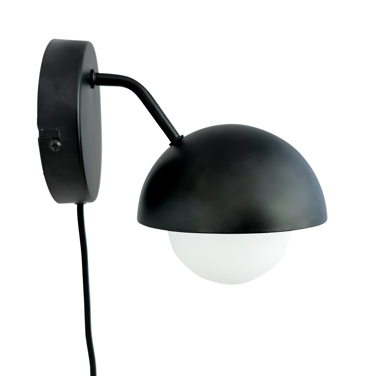 Rose Ø15 Mattschwarz wandlampe Von Dyberg Larsen - Die Wandleuchte Rose verf&uuml;gt &uuml;ber eine wundersch&ouml;ne Glaskuppel, die ein weiches und angenehmes Licht verbreitet.