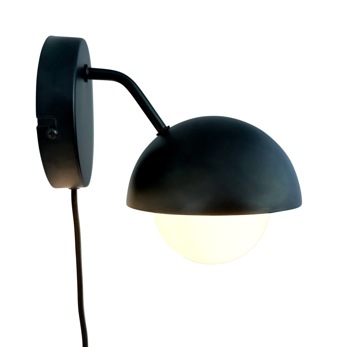 Rose Ø15 Mattschwarz wandlampe Von Dyberg Larsen - Die Wandleuchte Rose verf&uuml;gt &uuml;ber eine wundersch&ouml;ne Glaskuppel, die ein weiches und angenehmes Licht verbreitet.