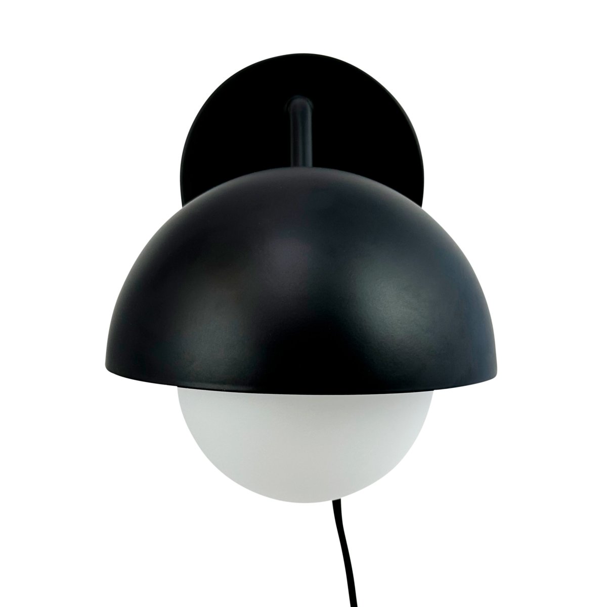 Rose Ø15 Mattschwarz wandlampe Von Dyberg Larsen - Die Wandleuchte Rose verf&uuml;gt &uuml;ber eine wundersch&ouml;ne Glaskuppel, die ein weiches und angenehmes Licht verbreitet.
