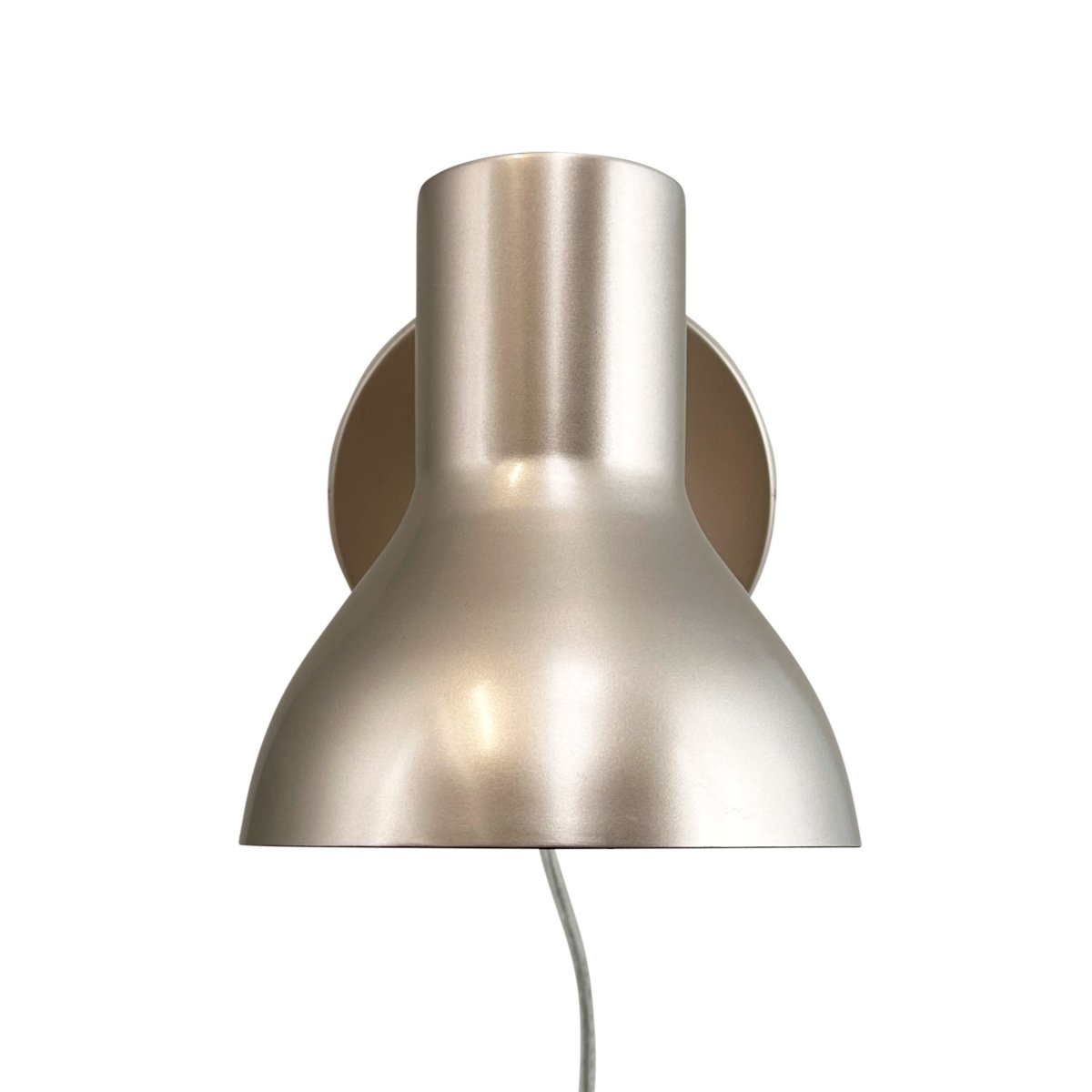 Bob Beige leselampe Von Dyberg Larsen - Bob &auml;r det perfekta valet f&ouml;r det moderna hemmet och kombinerar stilren design med funktionalitet.