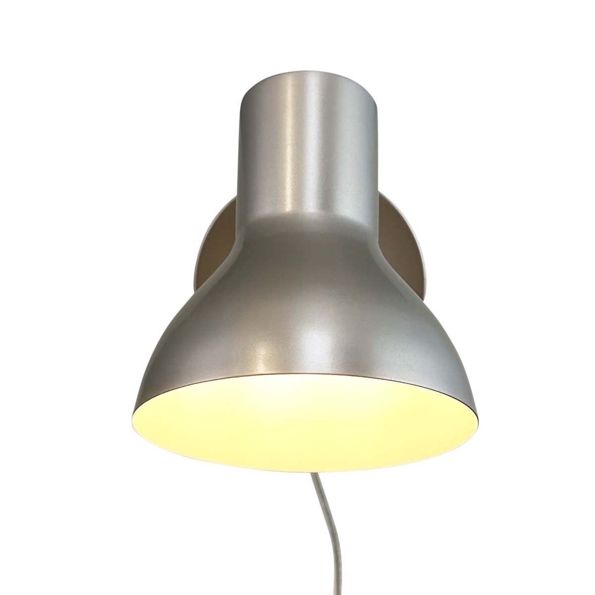 Bob Beige leselampe Von Dyberg Larsen - Bob &auml;r det perfekta valet f&ouml;r det moderna hemmet och kombinerar stilren design med funktionalitet.