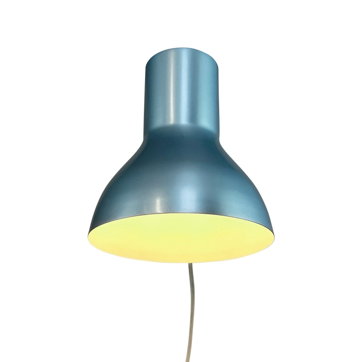 Bob Blau leselampe Von Dyberg Larsen - Bob &auml;r det perfekta valet f&ouml;r det moderna hemmet och kombinerar stilren design med funktionalitet.