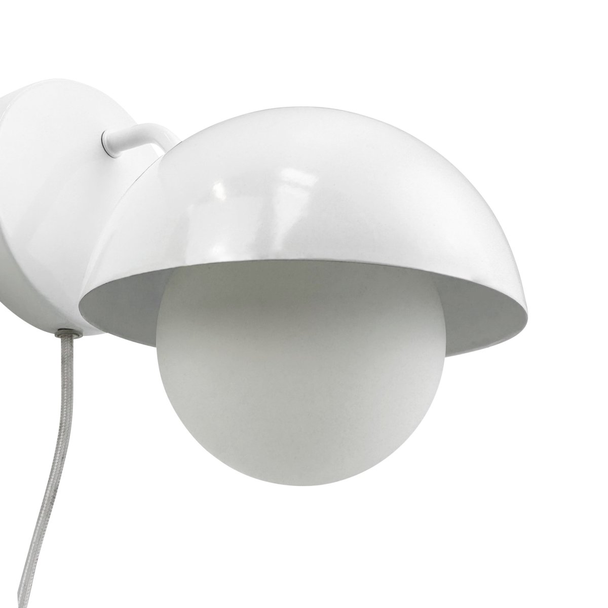 Rose Ø15 Glänzend weiß wandlampe Von Dyberg Larsen - Die Wandleuchte Rose verfügt über eine wunderschöne Glaskuppel, die ein weiches und angenehmes Licht verbreitet.