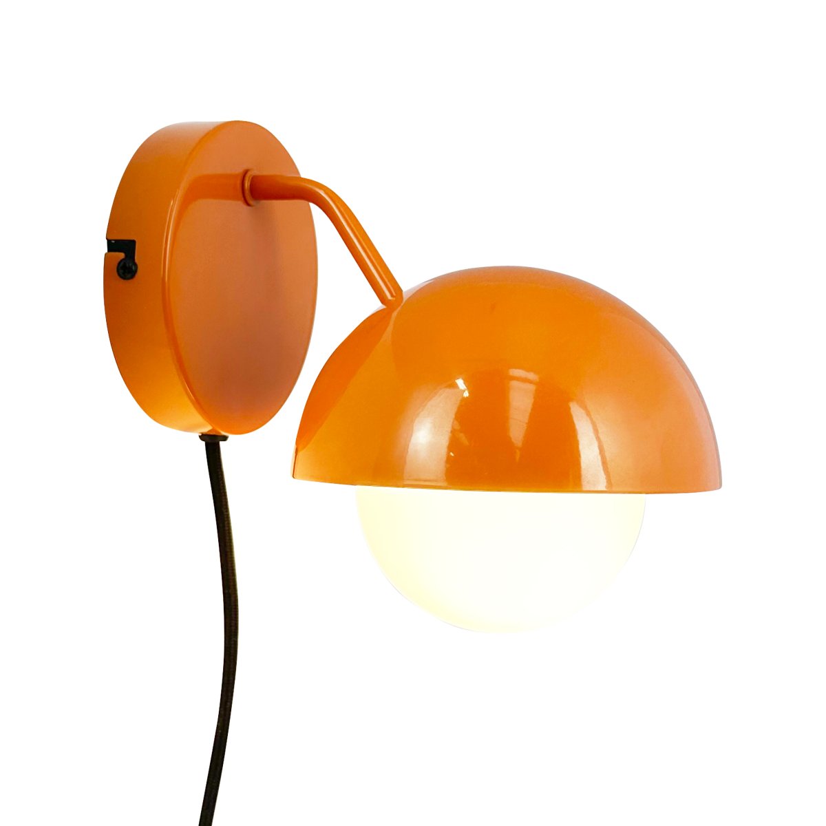 Rose Ø15 glänzendes Orange wandlampe Von Dyberg Larsen - Die Wandleuchte Rose verfügt über eine wunderschöne Glaskuppel, die ein weiches und angenehmes Licht verbreitet.