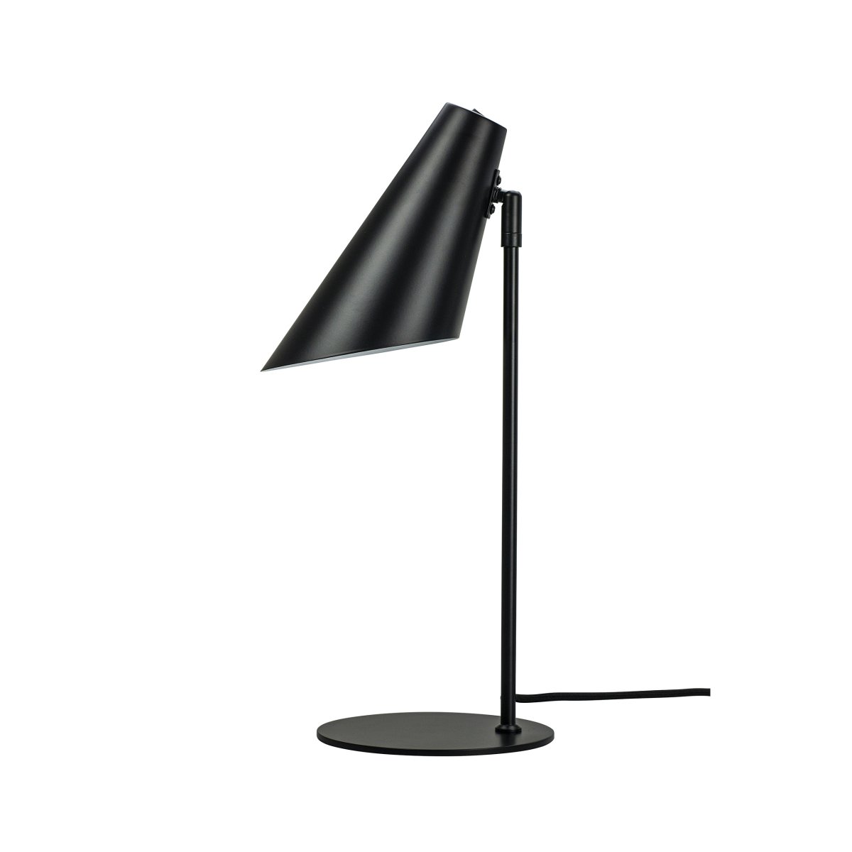 Cale 50cm Schwarz schreibtischlampe Von Dyberg Larsen - Die Tischleuchte aus mattschwarzem Metall und dem frei drehbaren Leuchtenkopf eignet sich perfekt als Leseleuchte im Schlafzimmer oder als stilvolles Einrichtungsdetail im Wohnzimmer.