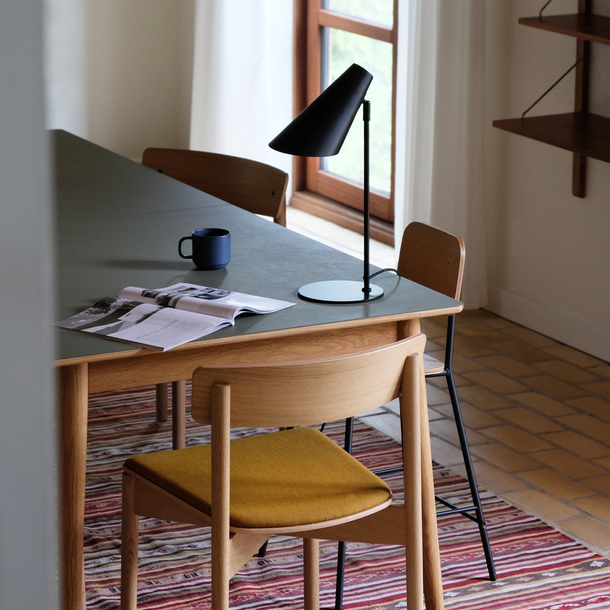 Cale 50cm Schwarz schreibtischlampe Von Dyberg Larsen - Die Tischleuchte aus mattschwarzem Metall und dem frei drehbaren Leuchtenkopf eignet sich perfekt als Leseleuchte im Schlafzimmer oder als stilvolles Einrichtungsdetail im Wohnzimmer.