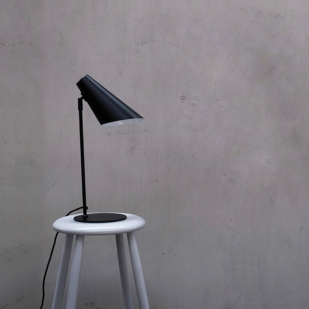 Cale 50cm Schwarz schreibtischlampe Von Dyberg Larsen - Die Tischleuchte aus mattschwarzem Metall und dem frei drehbaren Leuchtenkopf eignet sich perfekt als Leseleuchte im Schlafzimmer oder als stilvolles Einrichtungsdetail im Wohnzimmer.